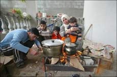 Tak Ada Makanan, Warga Gaza Makan Rumput