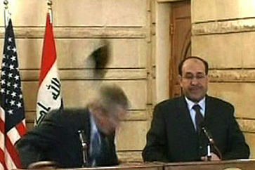 Di Irak, Bush Dilempar Sepatu