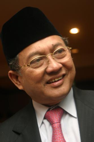 Menag: Paspor Hijau, Memancing di Air Keruh