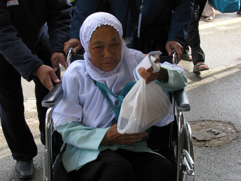 Kereta Dorong Bantu Layani Jamaah Udzur