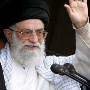 Ayatullah Ali Khamenei: Paus Sudah Bergabung dengan 'Perang Salib'  AS