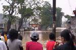 Korban Banjir, Bertahan di  Tengah Udara Dingin dan Terbatasnya Bantuan