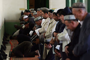 Warga Muslim Uighur Desak China Bertanggung Jawab atas Pembantaian di Gulja