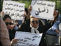 Puluhan Aktivis Perempuan Iran Lakukan Aksi Mogok Makan