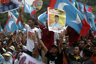 Puluhan Ribu Orang Nyatakan Dukung Anwar Ibrahim