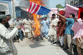Masjid Dilempari Granat, Pakistan Protes AS