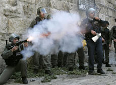 Tentara Israel Serbu Masjid al-Aqsha