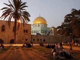 "Kantong Iftar" untuk Keluarga Muslim dan Kristen di Al-Quds