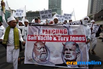 Demonstran FUI dan FPI Gelar Shalat Ashar di Depan Kedubes AS