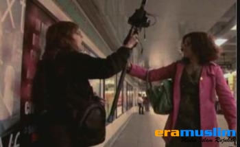 Polisi New York Akhirnya Bebaskan Jurnalis yang Coret Iklan Anti Islam di Stasiun Kereta 