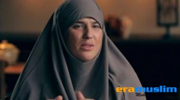 Penyanyi Terkenal Perancis Memutuskan Masuk Islam dan Kenakan Jilbab