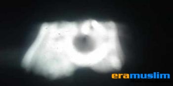 Pantulan Cahaya yang Mirip Lafal Allah Muncul di Atas Genteng