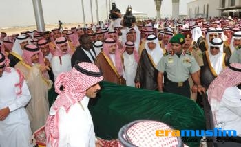 Raja Abdullah Saudi Pimpin Langsung Pemakaman Putra Mahkota Pangeran Nayef