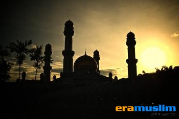 Hukum Makan Ketika Adzan Shubuh Saat Berpuasa