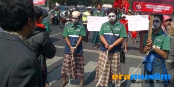 Dilarang Shalat oleh Perusahaan, Buruh Surabaya Demo DPRD 