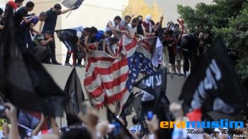 Demonstran Mesir Robek Bendera AS di Kedubes Berusaha Ganti dengan Bendera Tauhid