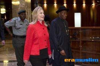 Clinton Bahas Masalah Kelompok Boko Haram dengan Presiden Nigeria