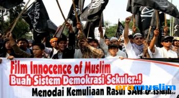 Bentuk Kecaman Terhadap Film Innocence of Muslim, Massa HTI Injak Bendera AS