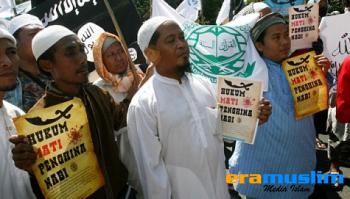 Gerakan Masyarakat Islam Surabaya Demo Konjen AS dan Perancis