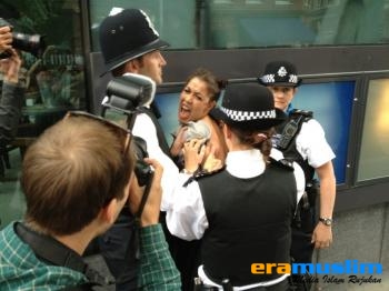 Demo Anti Syariat Islam Perempuan Topless Hebohkan Olimpiade London