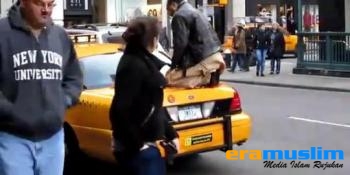 Muslim AS yang Teguh, Meski Harus Shalat di Atas Taksi di New York