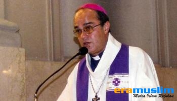 Ketahuan Peluk Wanita Berbikini di Pantai, Uskup Argentina Mundur