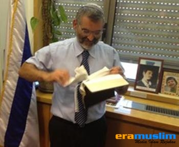 Anggota Parlemen Israel Robek Injil Perjanjian Baru dan Sebut Injil Buku Yang Menjijikkan!