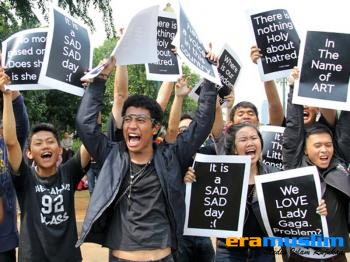 Fans Lady Gaga Demo Tuntut Kebebasan di Depan Istana