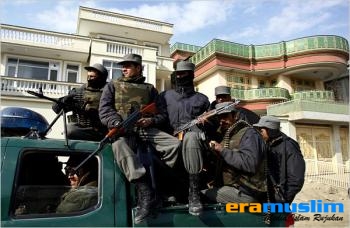 Belasan Polisi Afghanistan Membelot ke Taliban