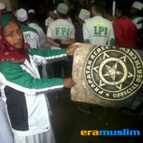 Memajang Lambang Setan, Massa FPI Bandung Rusak Spanduk Distro