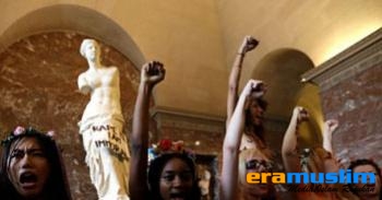 Kecam Perkosaan di Tunisia, Pegiat Feminisme Lakukan Aksi Bugil di Paris