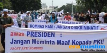 Front Anti-Komunis Berunjuk Rasa di Istana  