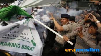 Polisi dan Demonstran Luka Akibat Bentrok dalam Protes Film Anti-Islam di Jakarta 