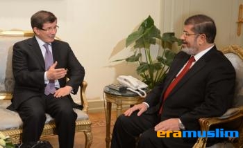 Davutoglu Sebut Dunia Butuhkan Mesir yang Kuat dan Undang Mursi ke Turki