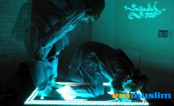 Sajadah Unik, Akan Menyala Terang Pada Saat Menghadap Kiblat
