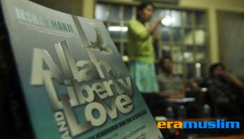 Manajer Toko di Malaysia Diadili karena Jual Buku Sesat Karya Irshad Manji