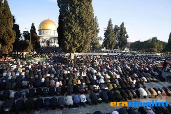 Hampir 100.000 Muslim Shalat Jumat di Masjid Al-Aqsha di Awal Ramadhan