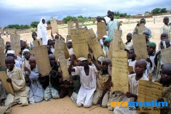 Para Santri di Chad Afrika Belajar Al-Quran dari Lempengan Kayu